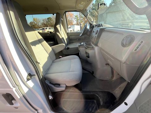 Used 2013 Ford E-350 and Econoline 350 XLT image 12