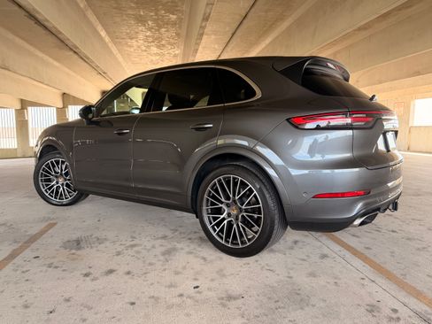 Used 2022 Porsche Cayenne AWD/4WD image 8