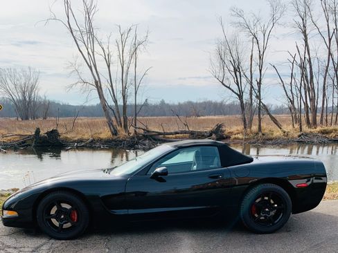 Used 2004 Chevrolet Corvette Convertible w/ Preferred Equipment Group image 2