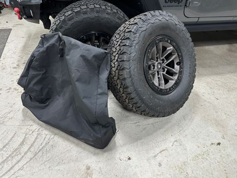 Used 2023 Jeep Gladiator Sport AWD/4WD image 16
