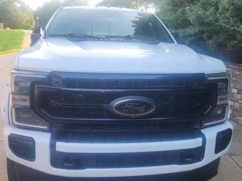 Used 2022 Ford F250 Lariat w/ Black Appearance Package image 4