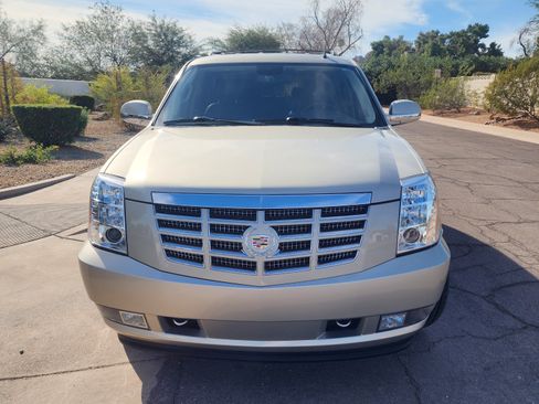 Used 2013 Cadillac Escalade Luxury image 4