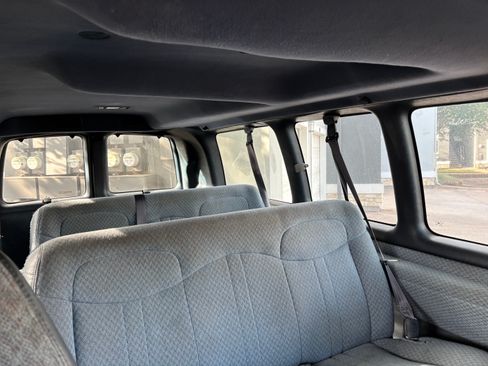 Used 2000 Chevrolet Express 2500 Passenger w/ LS Preferred Equipment Group RWD image 18