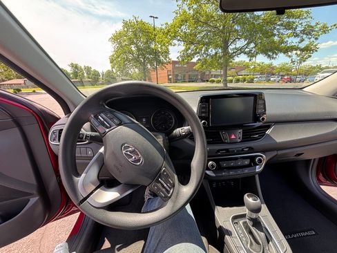 Used 2018 Hyundai Elantra GT FWD image 12