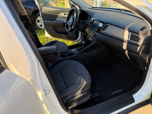 Used 2018 Kia Niro LX image 8