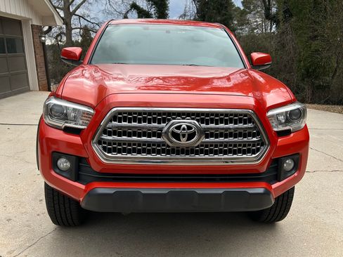 Used 2016 Toyota Tacoma TRD Off-Road w/ Premium & Technology Package image 2