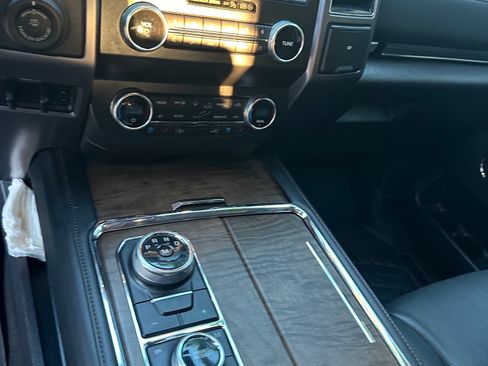 Used 2019 Ford Expedition Platinum image 12