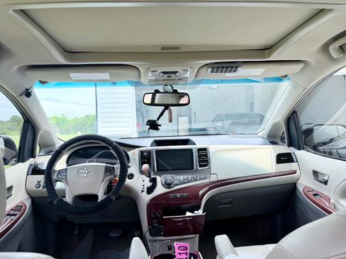 Used 2012 Toyota Sienna XLE w/ Premium Pkg FWD image 13