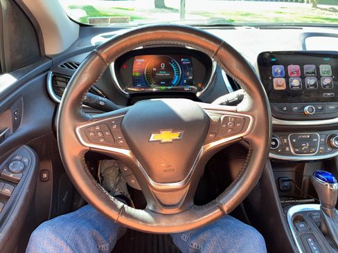Used 2017 Chevrolet Volt Premier w/ Driver Confidence II Package FWD image 11