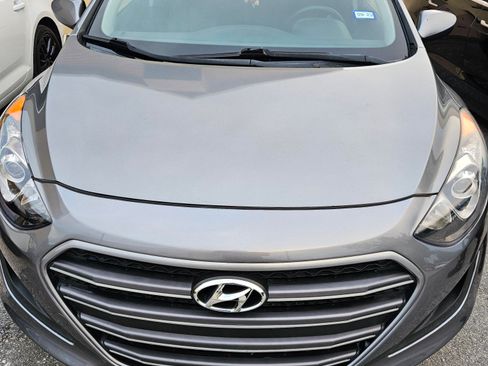 Used 2017 Hyundai Elantra GT image 1