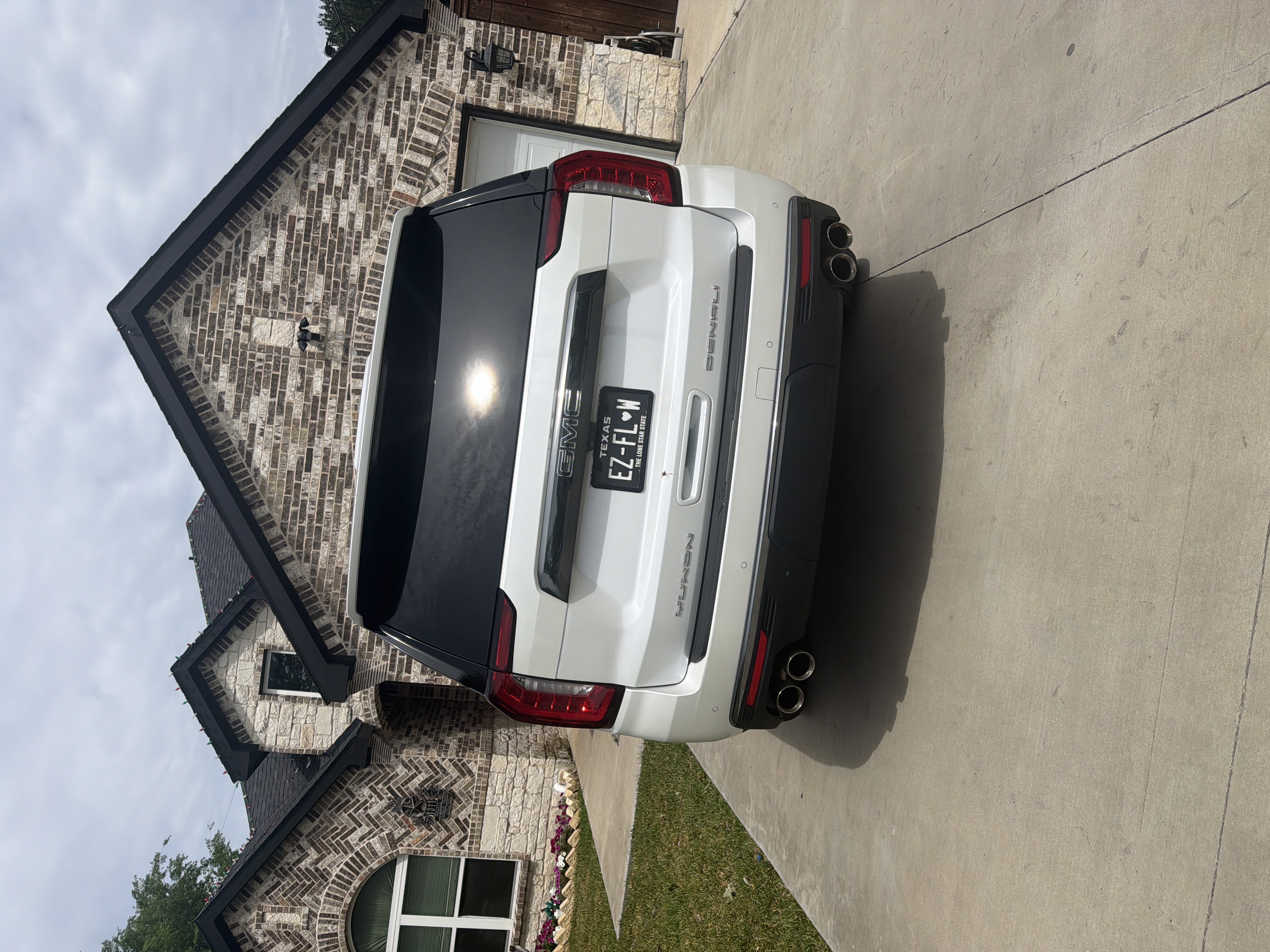 Used 2024 GMC Yukon XL Denali Ultimate AWD/4WD image 2