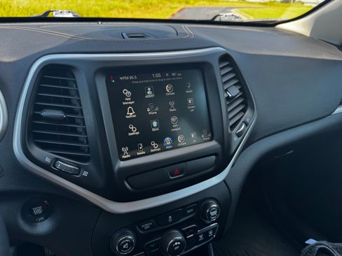 Used 2018 Jeep Cherokee Latitude Plus FWD image 12