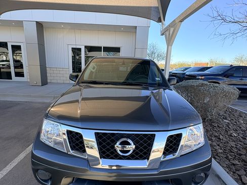 Used 2019 Nissan Frontier SV image 2