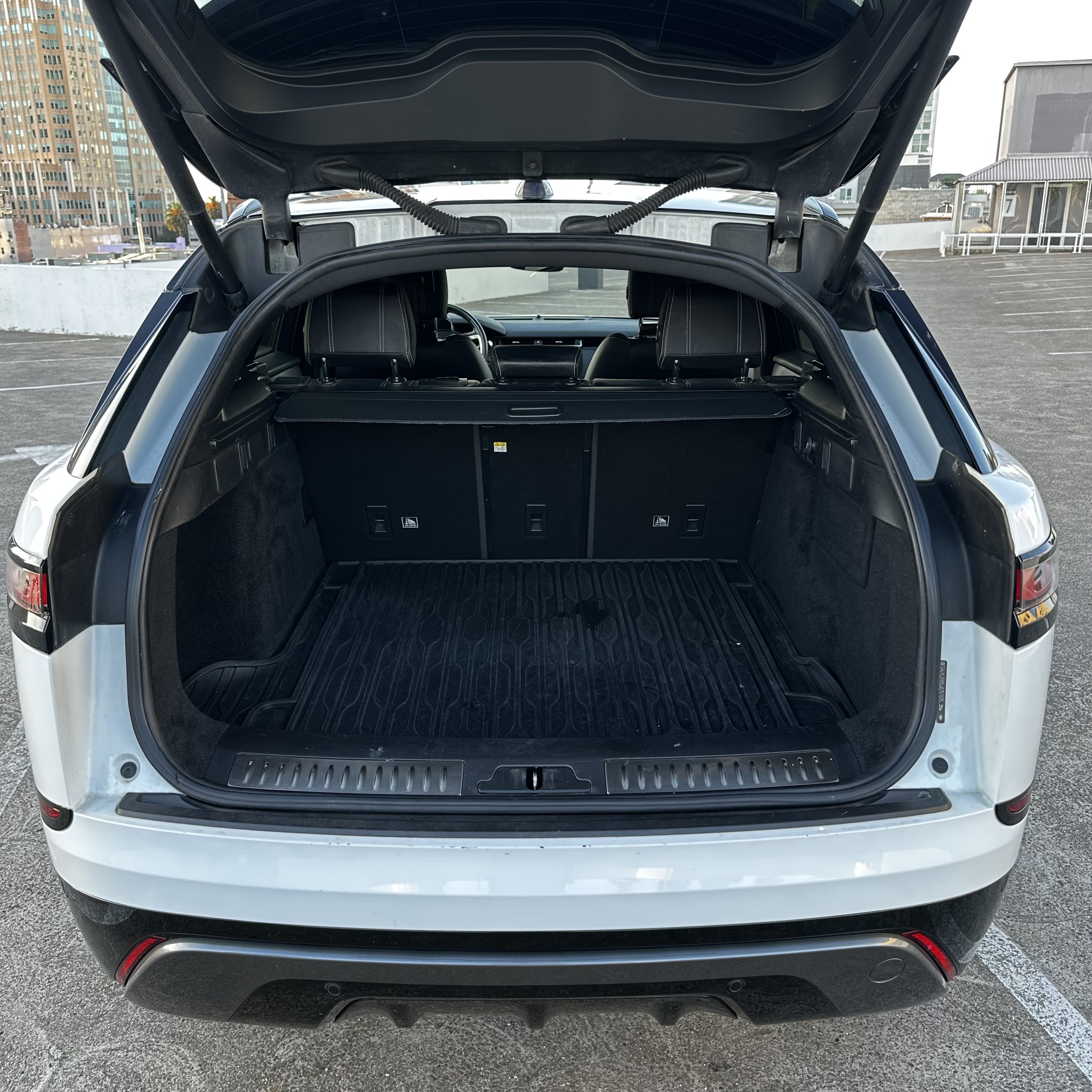 Used 2018 Land Rover Range Rover Velar R-Dynamic SE AWD/4WD image 17