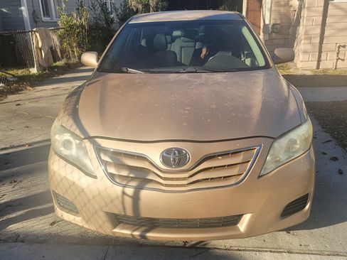Used 2010 Toyota Camry LE image 1