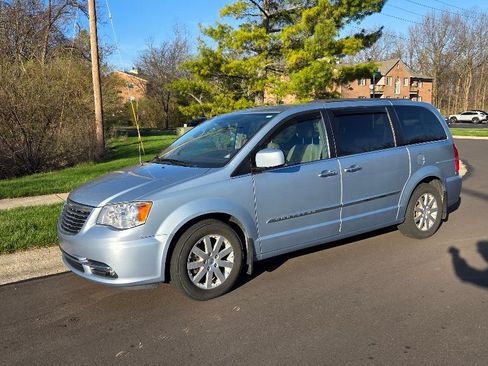 Used 2016 Chrysler Town & Country Touring w/ Driver Convenience Group image 1