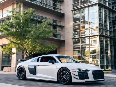 Used 2018 Audi R8 V10 w/ Premium Package RWD image 23