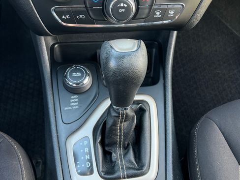 Used 2016 Jeep Cherokee Latitude w/ Cold Weather Group image 12