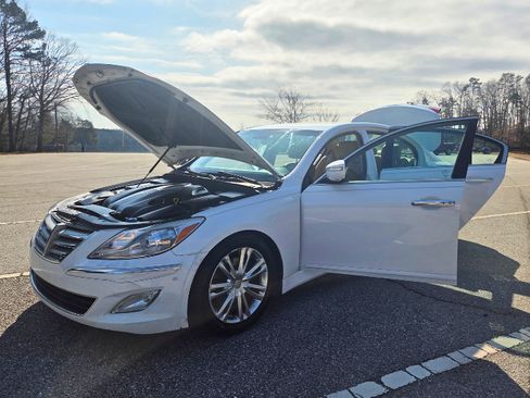 Used 2014 Hyundai Genesis 3.8 image 19