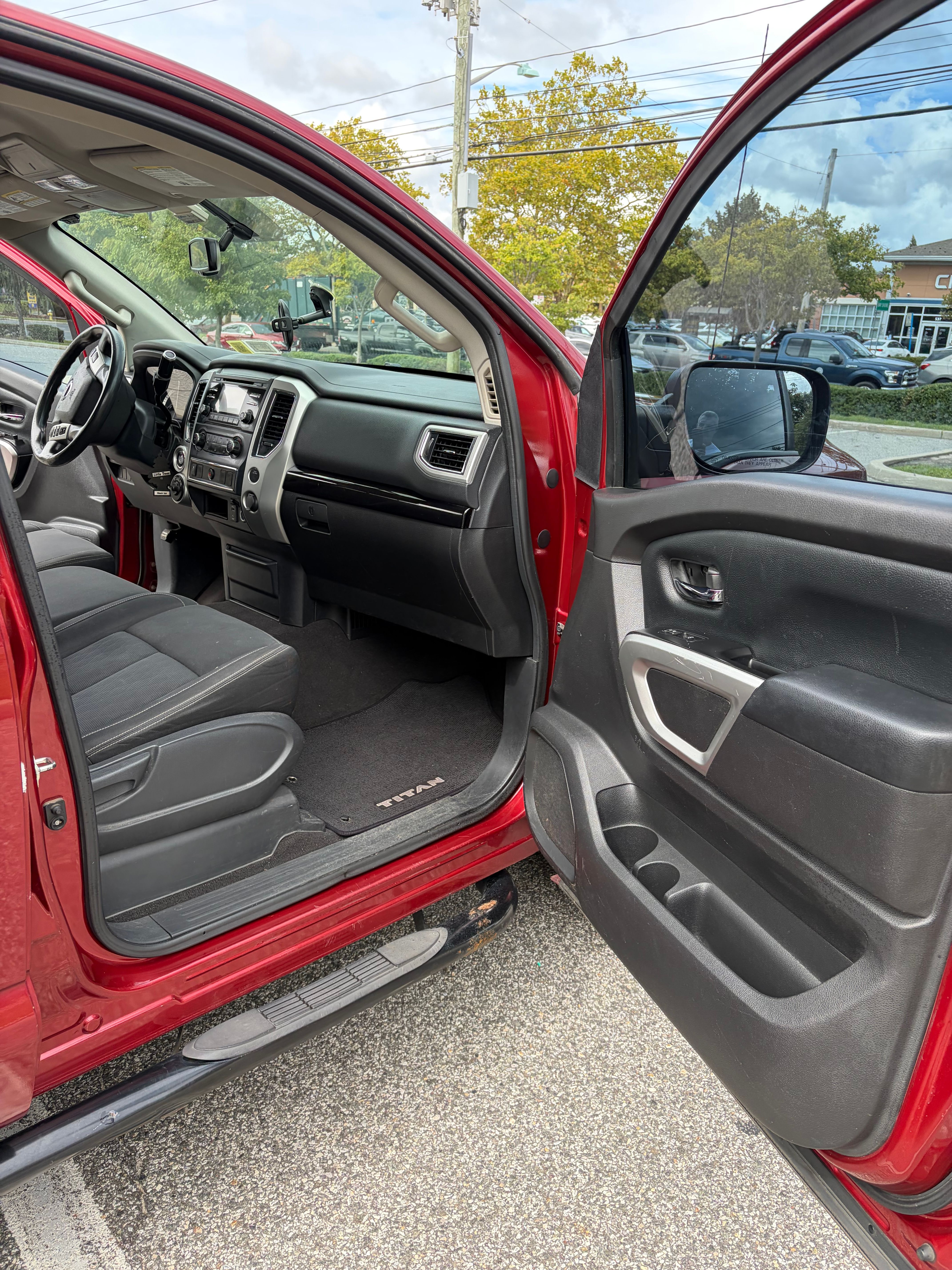Used 2017 Nissan Titan SV AWD/4WD image 21