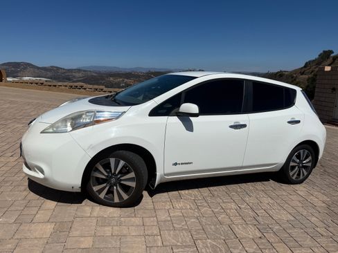 Used 2016 Nissan Leaf SV w/ Premium Package FWD image 6