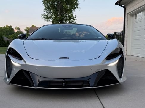 Used 2025 McLaren Artura Spider RWD image 8