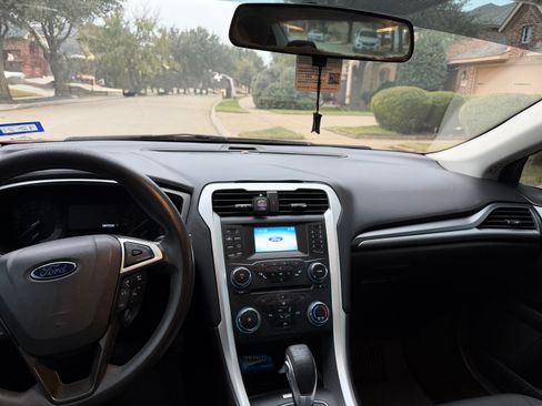 Used 2015 Ford Fusion SE image 11