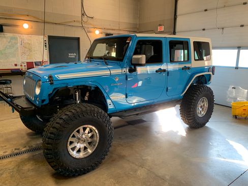 Used 2017 Jeep Wrangler Unlimited Sahara w/ Quick Order Package 23E Chief AWD/4WD image 8
