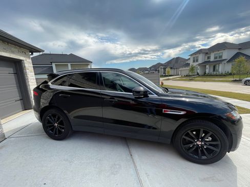Used 2019 Jaguar F-PACE Prestige image 1