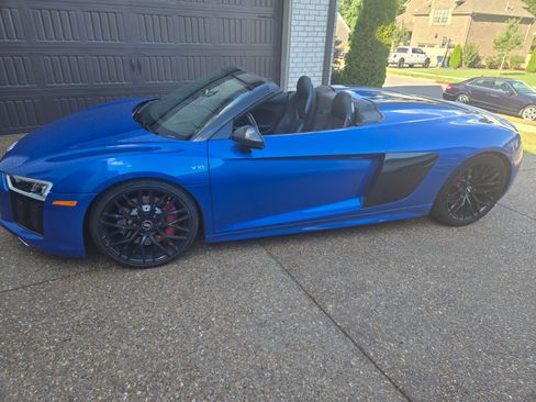 Used 2018 Audi R8 V10 w/ Carbon Exterior Package image 17