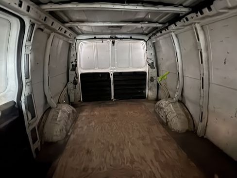 Used 2008 Chevrolet Express 2500 image 12