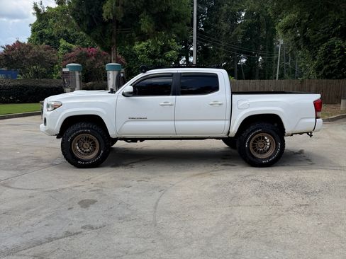 Used 2017 Toyota Tacoma TRD Sport w/ Tow Package (A/T) AWD/4WD image 5