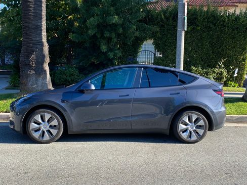 Used 2021 Tesla Model Y Long Range image 8