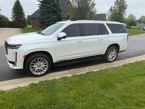 Used 2024 Cadillac Escalade ESV Premium Luxury AWD/4WD image 2