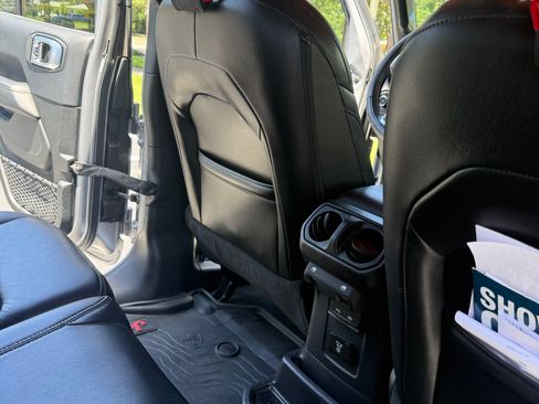 Used 2018 Jeep Wrangler Unlimited Sahara AWD/4WD image 16