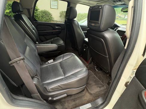 Used 2007 Cadillac Escalade 2WD w/ Information Package image 13