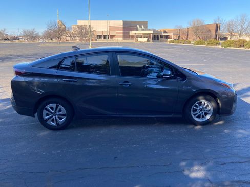 Used 2018 Toyota Prius Three image 11