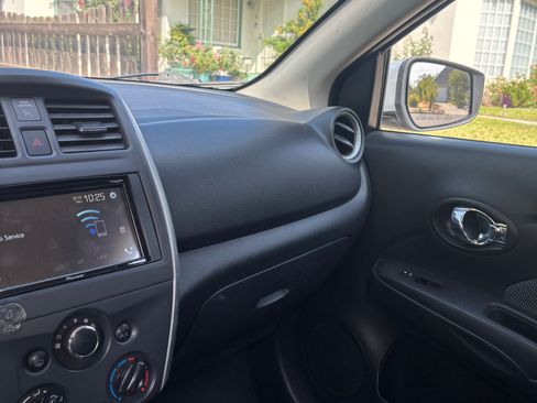 Used 2015 Nissan Versa SV FWD image 4