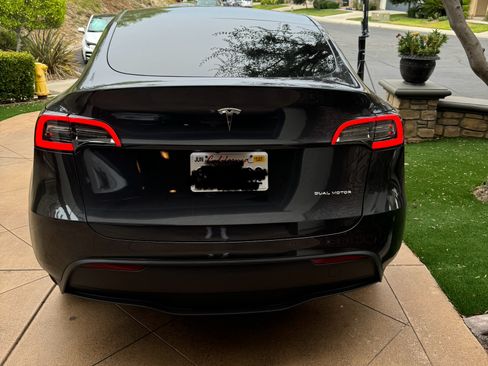 Used 2024 Tesla Model Y Long Range AWD/4WD image 2