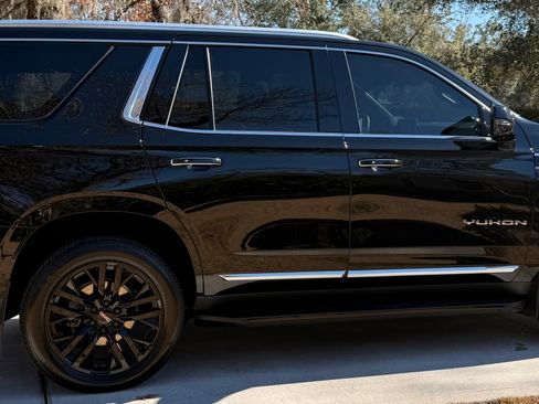 Used 2023 GMC Yukon SLT w/ SLT Premium Package image 2