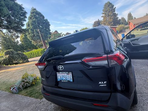 Used 2019 Toyota RAV4 XLE Premium AWD/4WD image 5