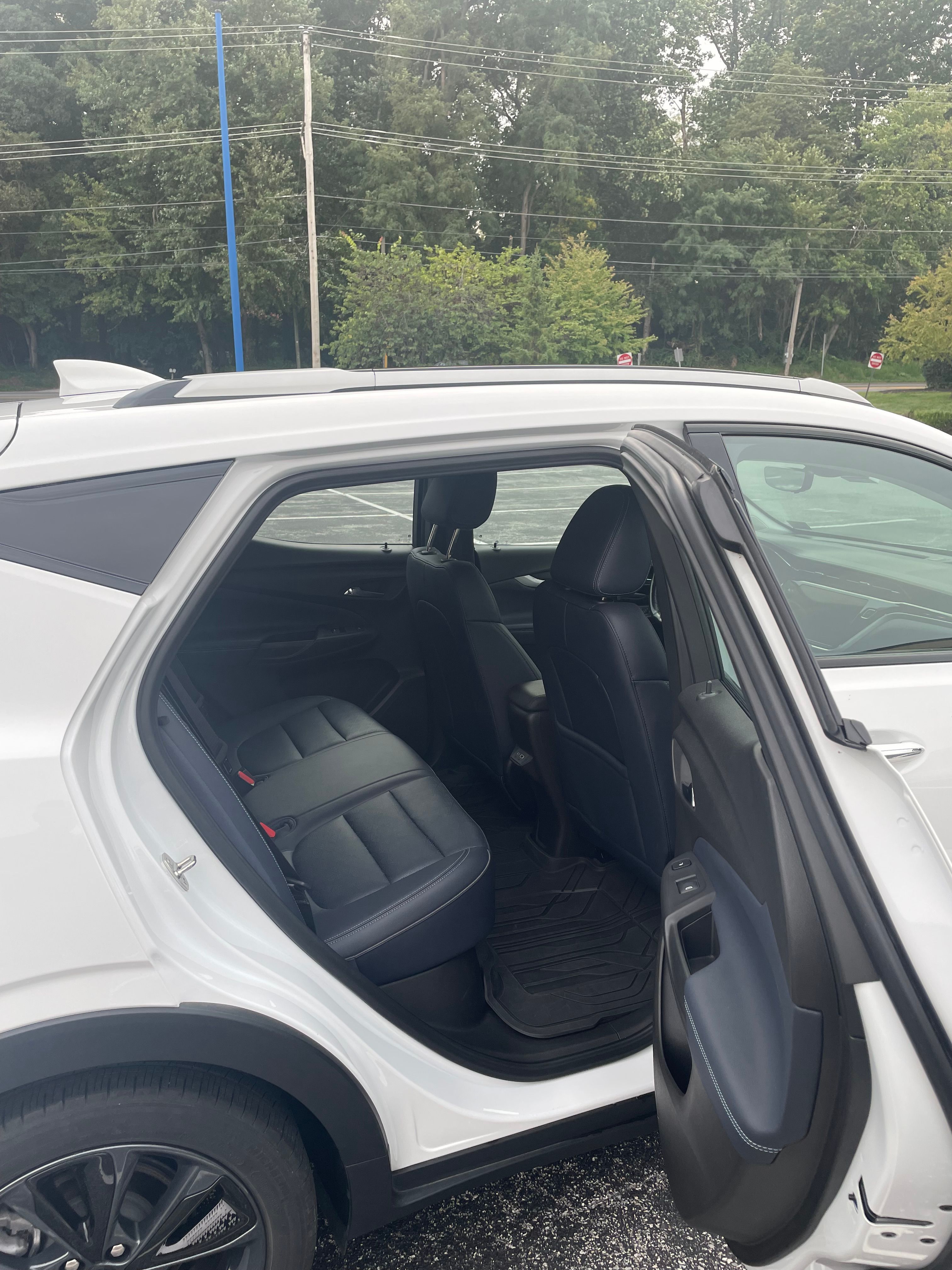 Used 2022 Chevrolet Bolt EUV Premier w/ Launch Edition FWD image 9