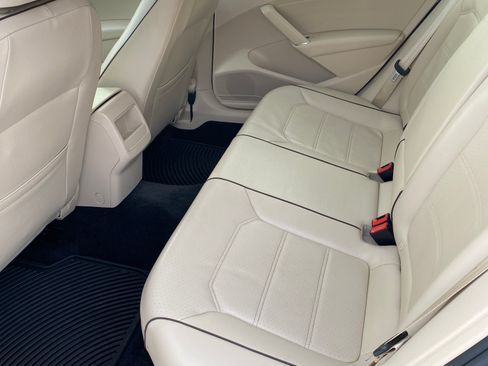 Used 2017 Volkswagen Passat 1.8T R-Line w/ R-Line Lighting Package image 28