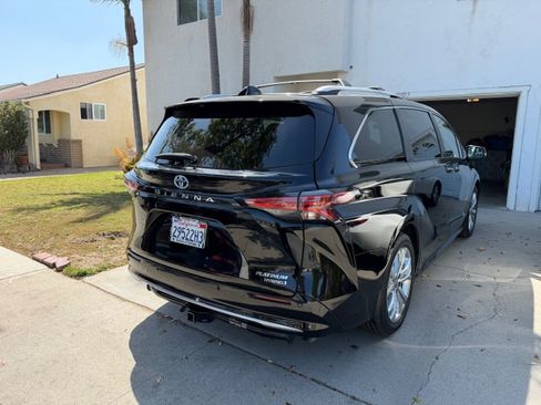 Used 2021 Toyota Sienna Platinum image 6
