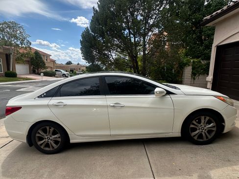 Used 2012 Hyundai Sonata Limited w/ Navigation Pkg FWD image 2