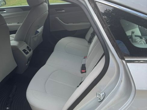 Used 2019 Hyundai Sonata SEL w/ Tech Package 02 FWD image 9
