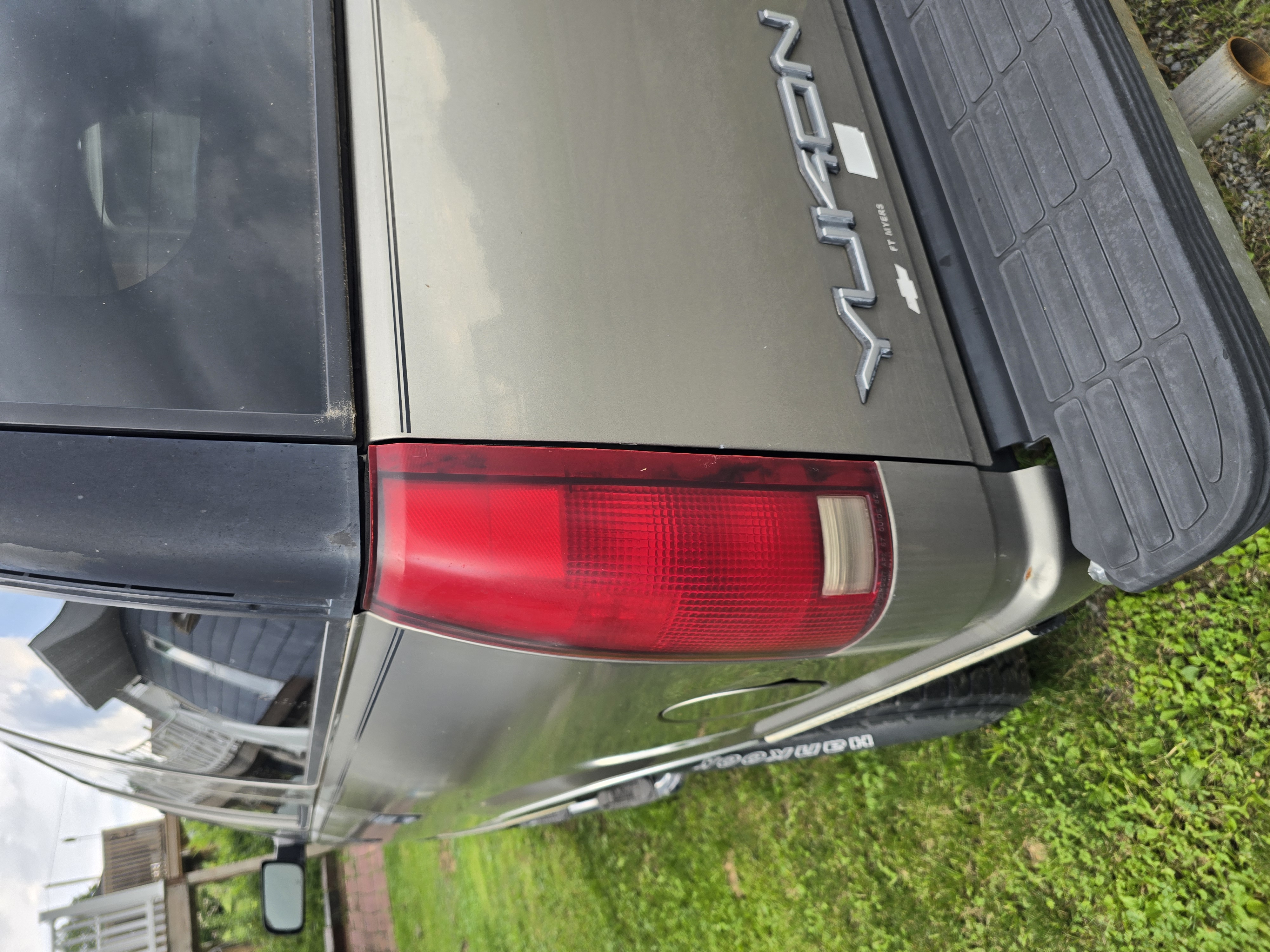 Used 1999 GMC Yukon 4WD 4-Door w/ Marketing Opt Pkg 5 image 4