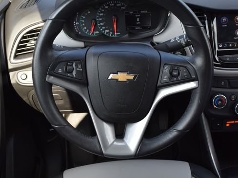 Used 2022 Chevrolet Trax LT w/ Premium Seat Package AWD/4WD image 9
