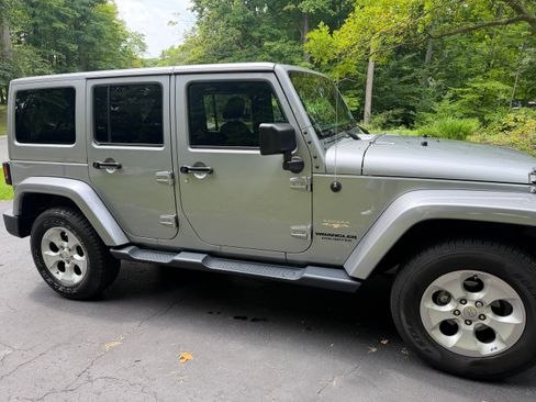 Used 2015 Jeep Wrangler Unlimited Sahara w/ Dual Top Group AWD/4WD image 6
