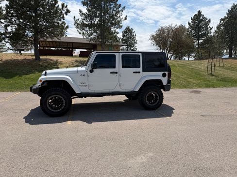 Used 2018 Jeep Wrangler Unlimited Sahara AWD/4WD image 10